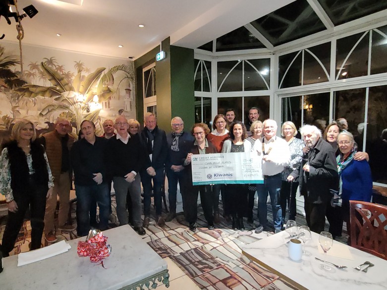 Kiwanis cheque clowns 20221215