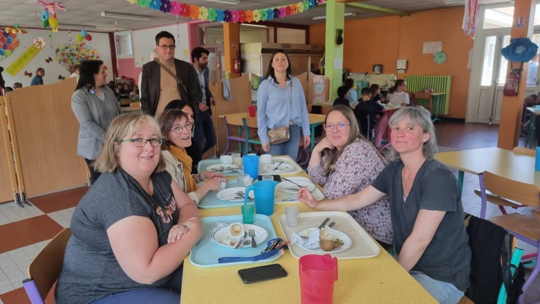 Repas pris au restaurant scolaire Durot par les représentants de parents d'élèves, la directrice, un agent de la collectivité et un élu, Roger Mille, lors de la visite du maire et des responsables de la mairie.