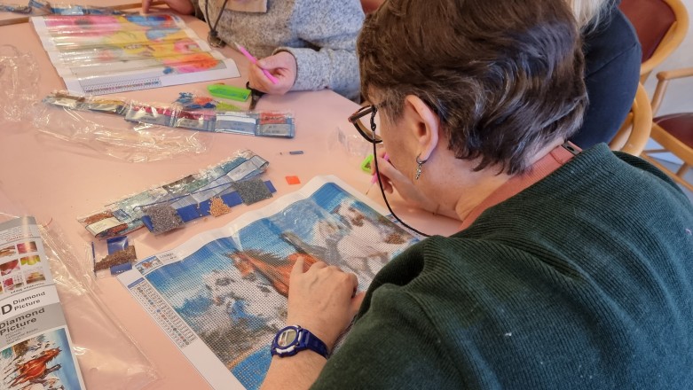 Les résidents volontaires se sont essayés au "diamond painting"