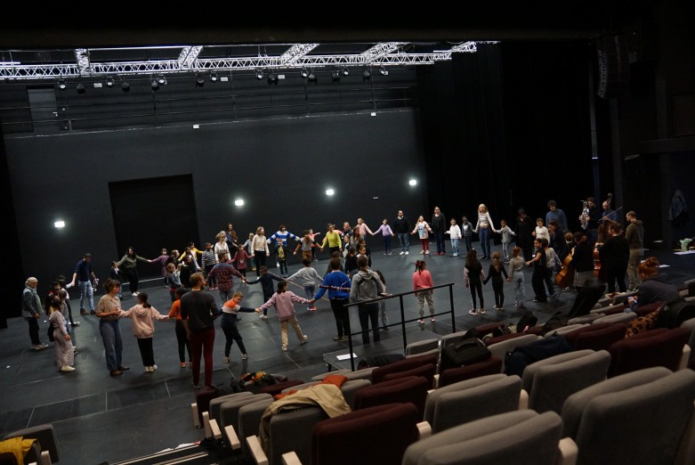 Pour la première fois, les 90 enfants participant au projet étaient réunis. 