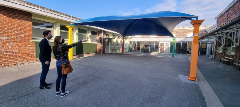 Le Maire de Seclin, François-Xavier Cadart et Amandine Masset, adjointe à l'éducation ont reçu de nombreux remerciements pour le nouveau préau de l'école La Fontaine.