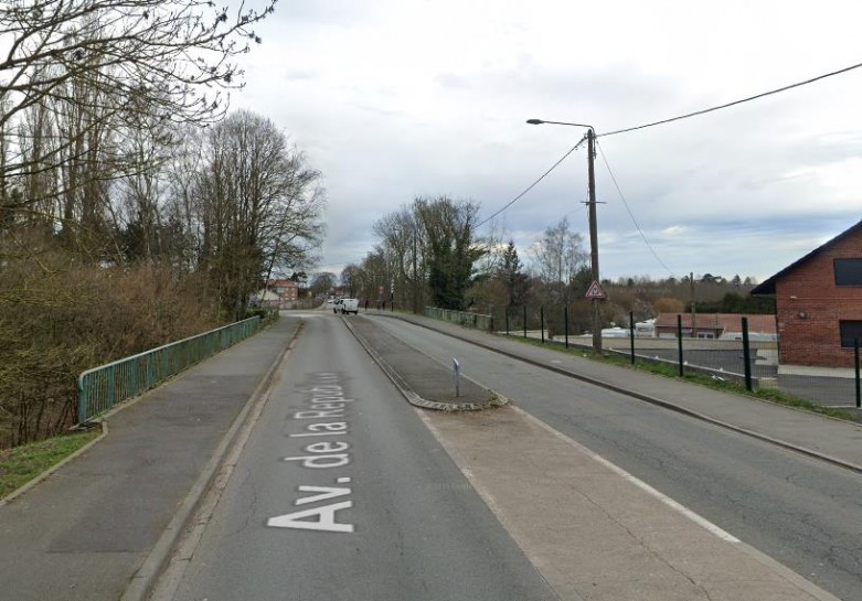 Le pont enjambant les rails désaffectés tel qu'on le voit depuis l'avenue de la République. avenue république pont